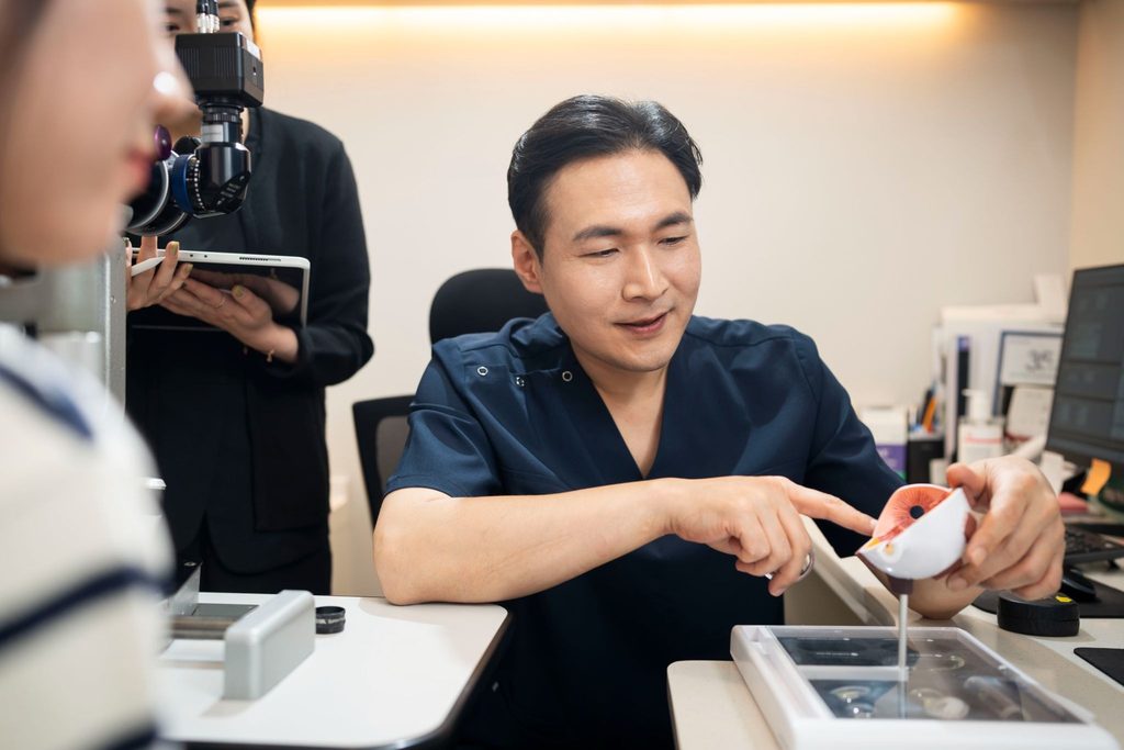스마일라식 다음날 출근 전 주의사항 안내 장면